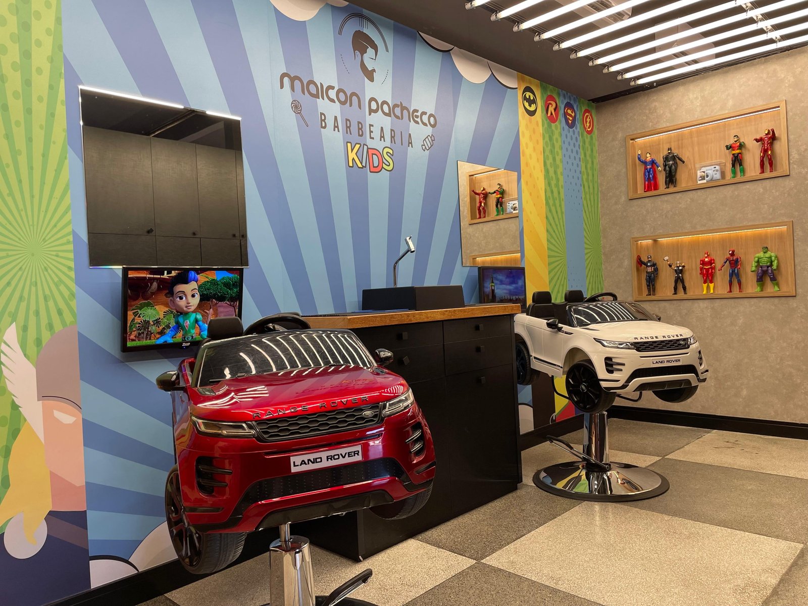 Área kids da barbearia com cadeiras temáticas de carrinho em Joinville